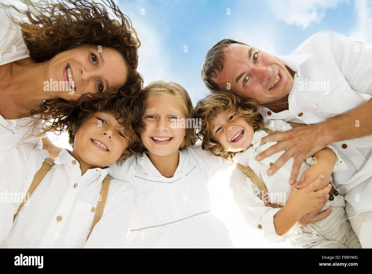 Große Familie hält zusammen und Lächeln auf den Lippen Stockfoto