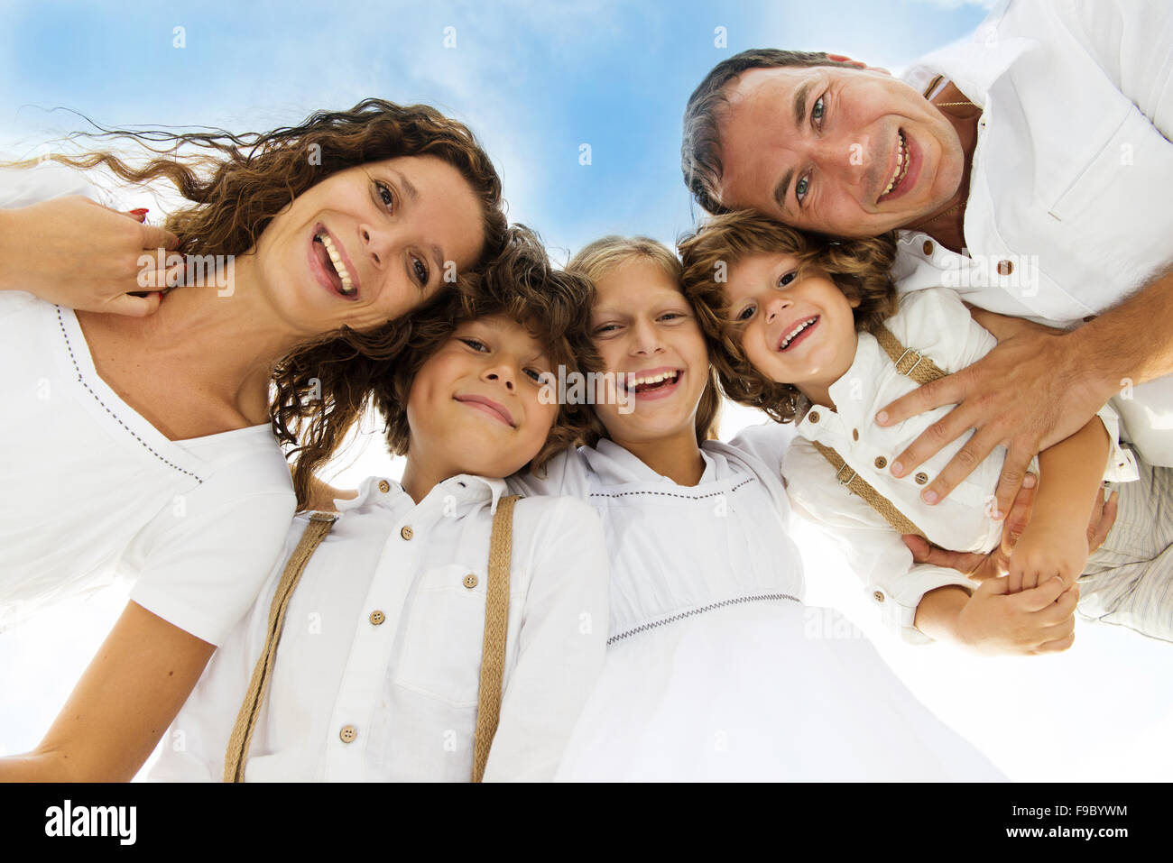 Große Familie hält zusammen und Lächeln auf den Lippen Stockfoto