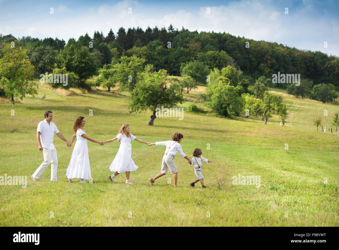 Große Familie ist entspannend zusammen in der grünen Natur Stockfoto