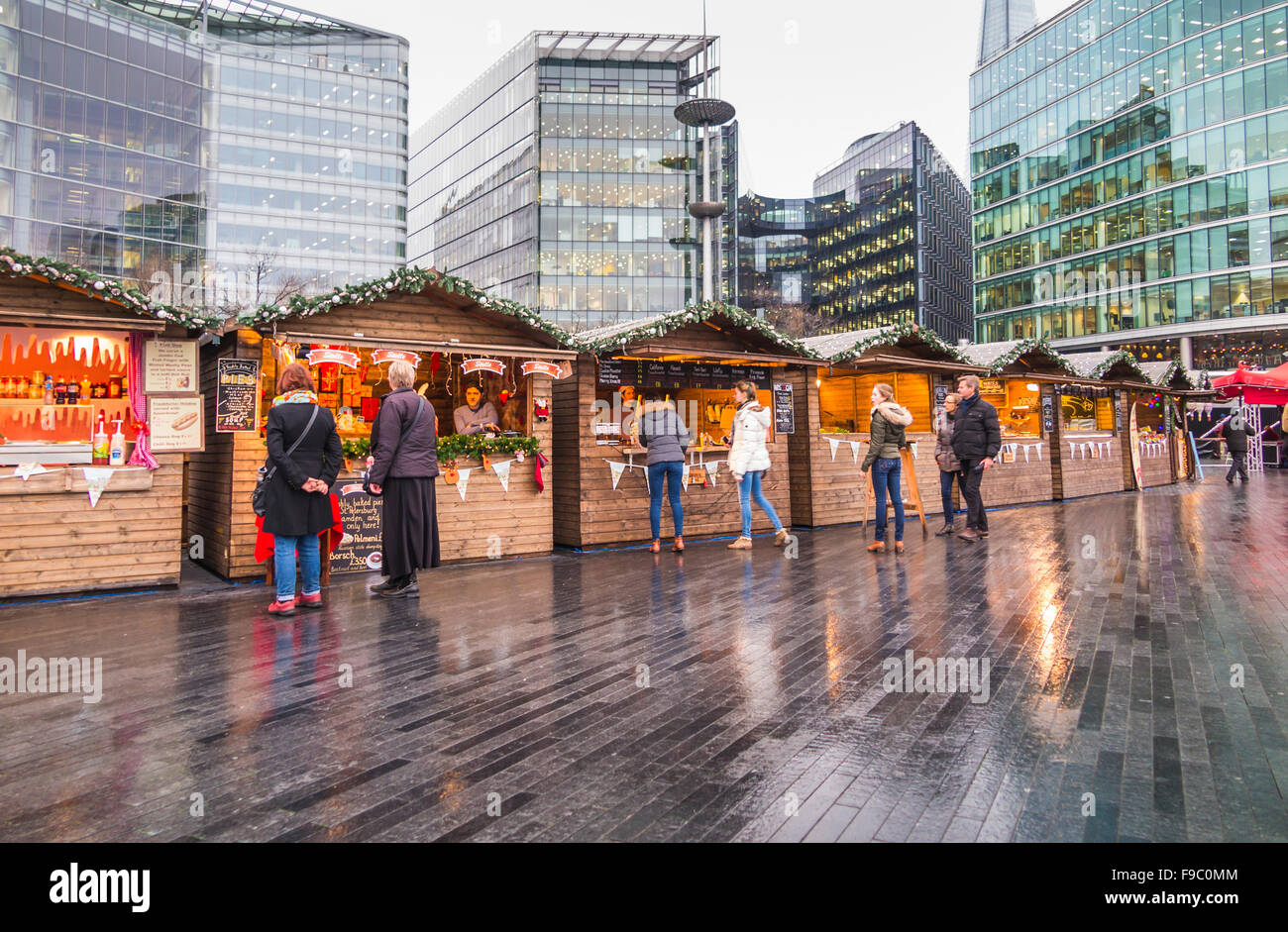 Stände in London Bridge City Weihnachtsmarkt, Southwark, London SE1, an einem verregneten Tag im winter Stockfoto