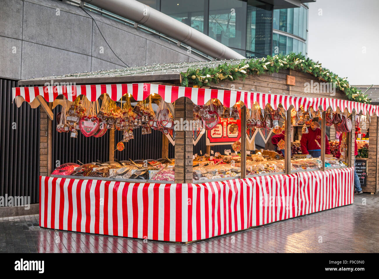 Sweet) Candy) Stand auf der London Bridge City Weihnachtsmarkt, Southwark, Londoon SE1, an einem verregneten Tag Stockfoto