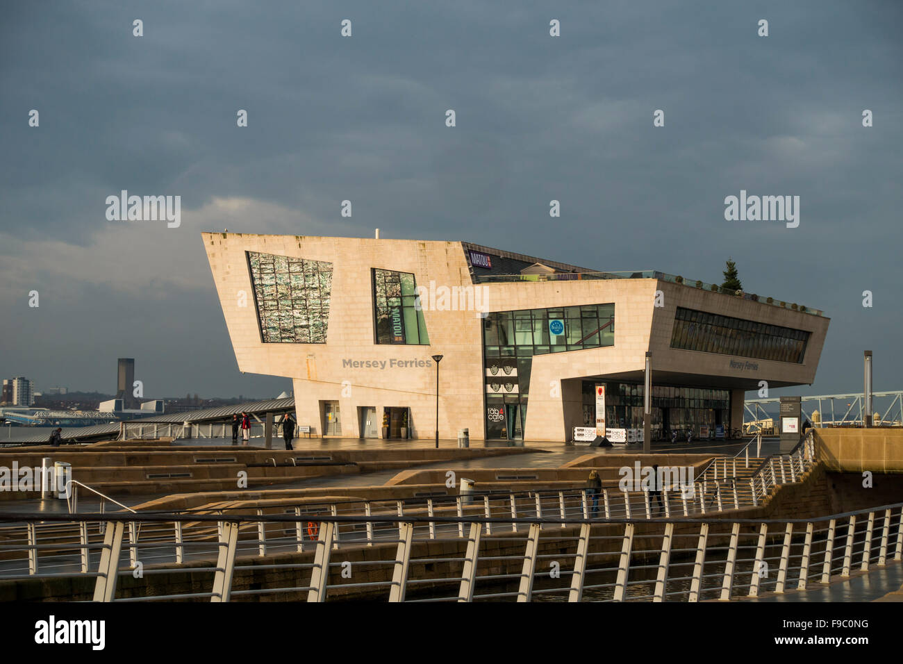 Mersey Ferry Terminal Incorporation The Beatles Story Exhibition Liverpool. Der Fluss Mersey spiegelt sich in den Fenstern wider. Stockfoto