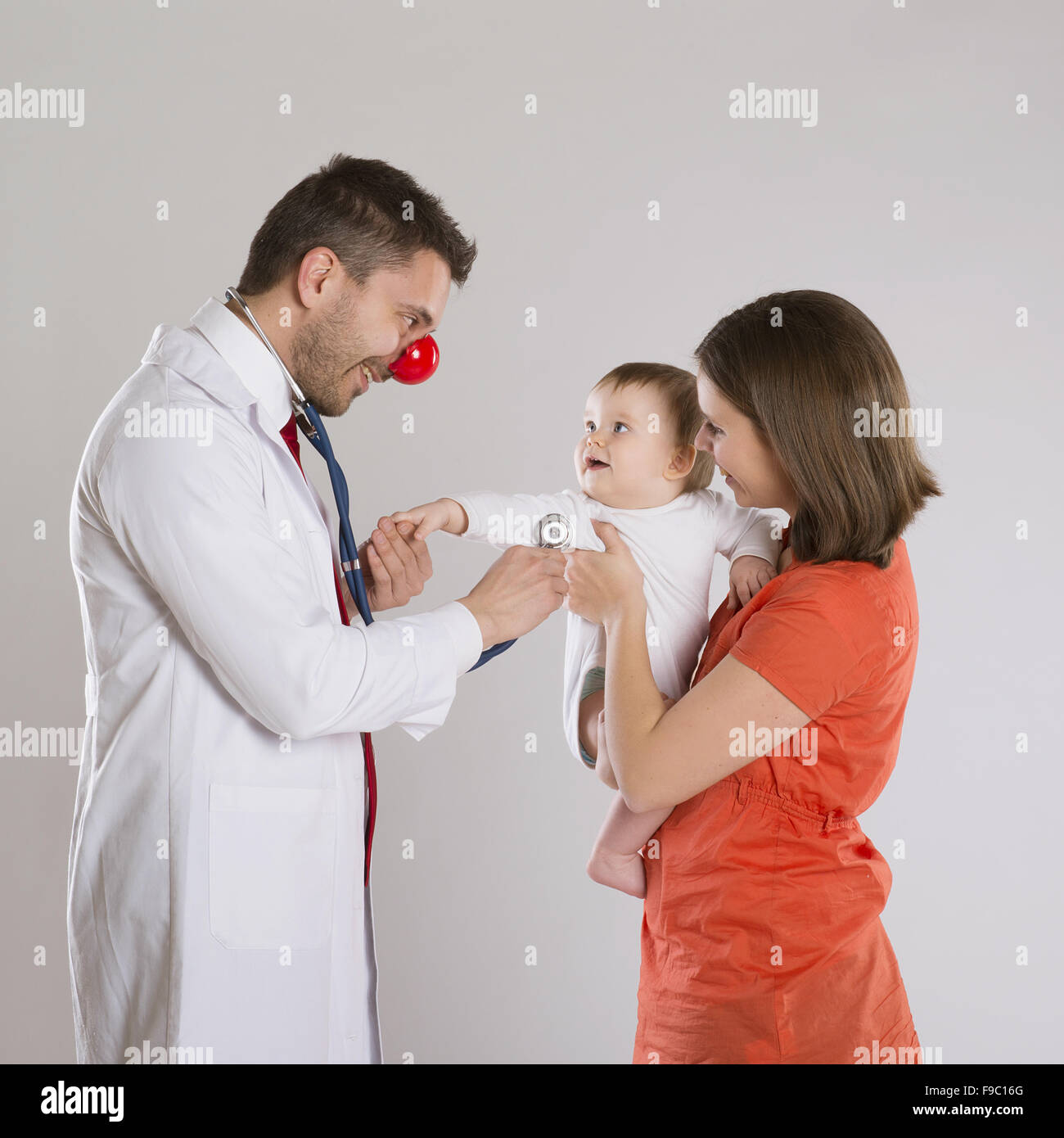 Mutter mit Baby haben einen Arztbesuch in Kinderarzt Arzt Stockfoto