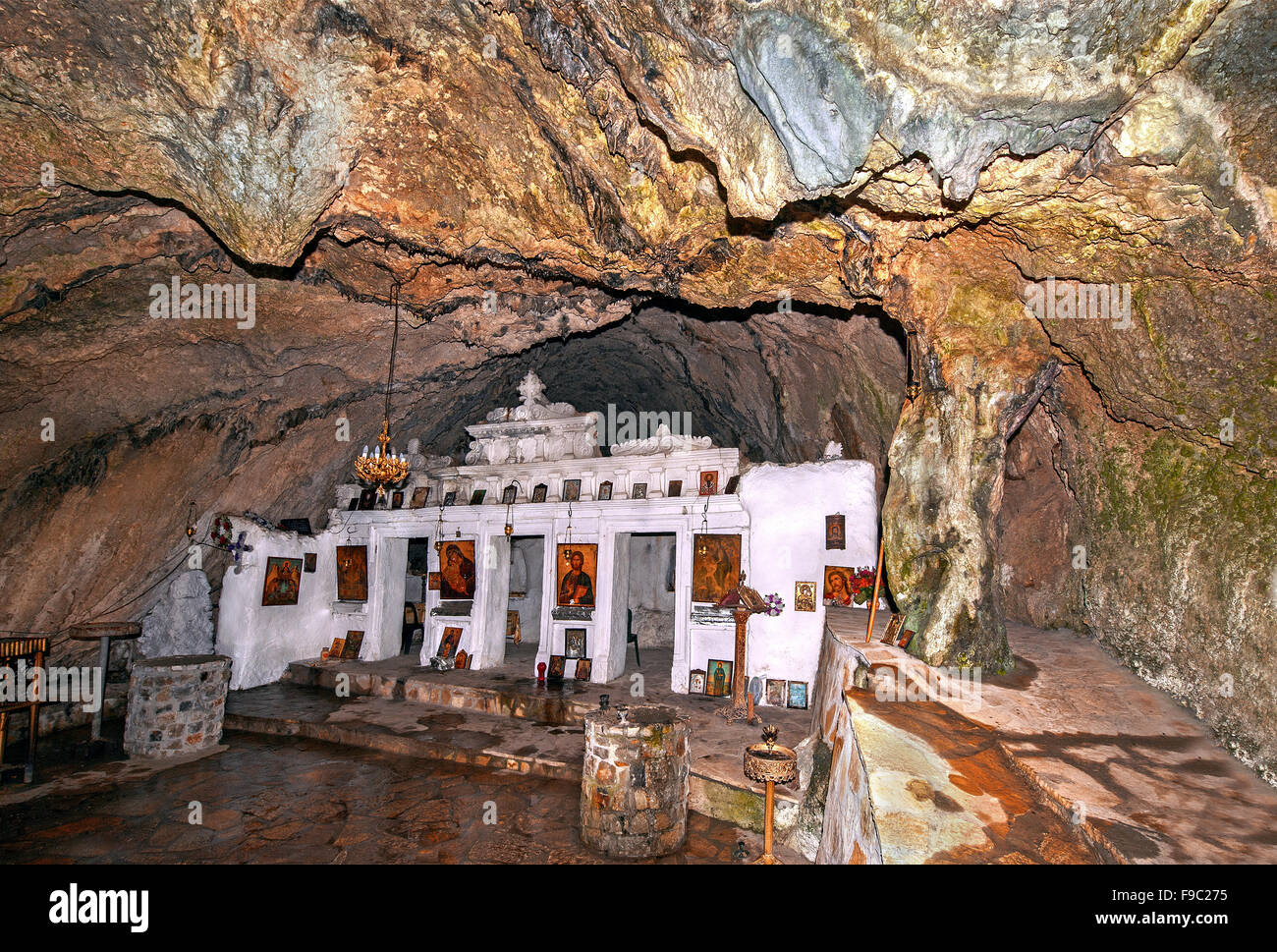 Zoodochos Pigi Kloster gebaut in einer Höhle an den Felshängen des Giona-Gebirges, in der Nähe von Delphi in Fokida Region Mittelgriechenland Stockfoto