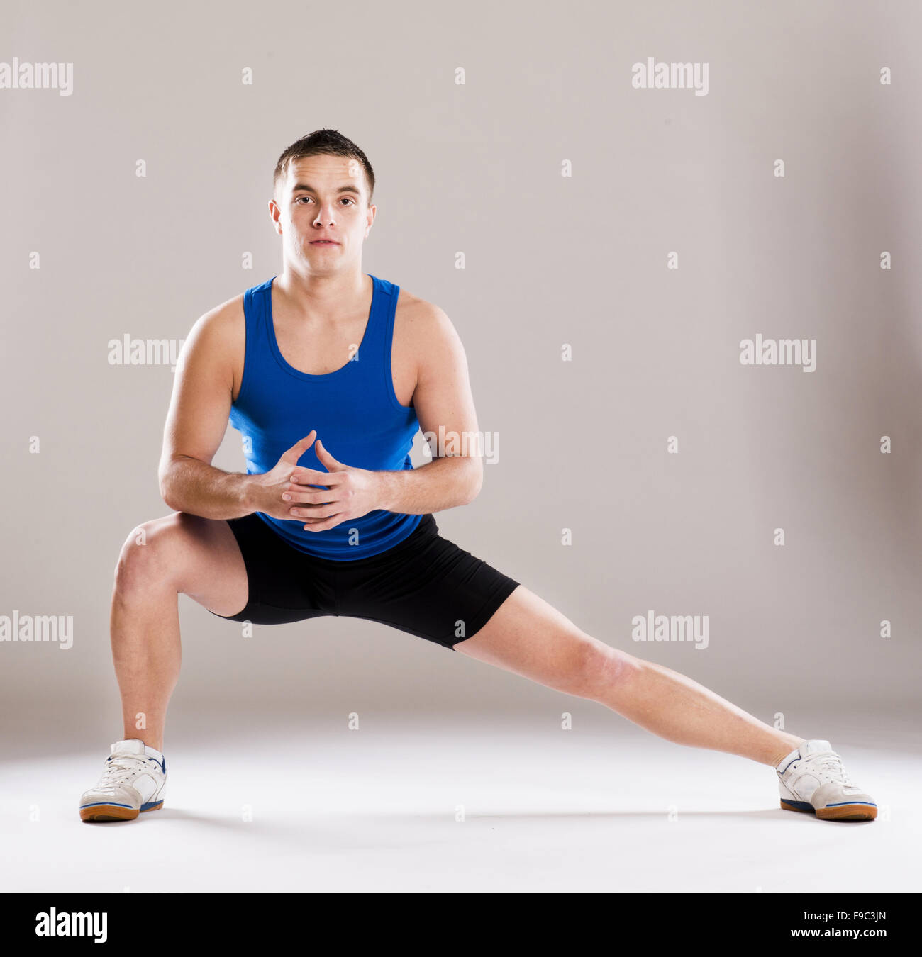 Schönen jungen Mann mit perfekten Körper in Sportkleidung. Stockfoto