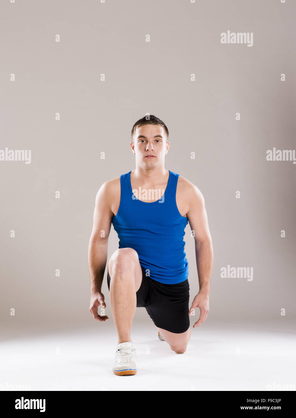 Schönen jungen Mann mit perfekten Körper in Sportkleidung. Stockfoto