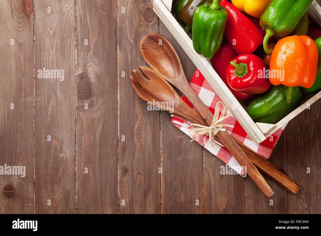 Frische bunte Paprika Box auf Holztisch. Draufsicht mit Textfreiraum Stockfoto