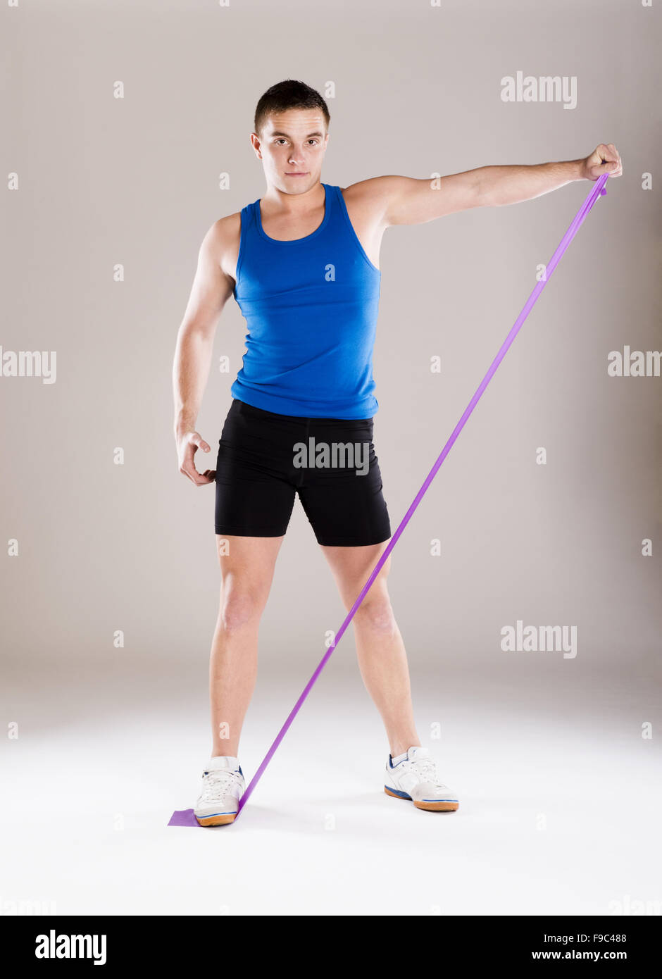 Schönen jungen Mann mit perfekten Körper in Sportkleidung. Stockfoto