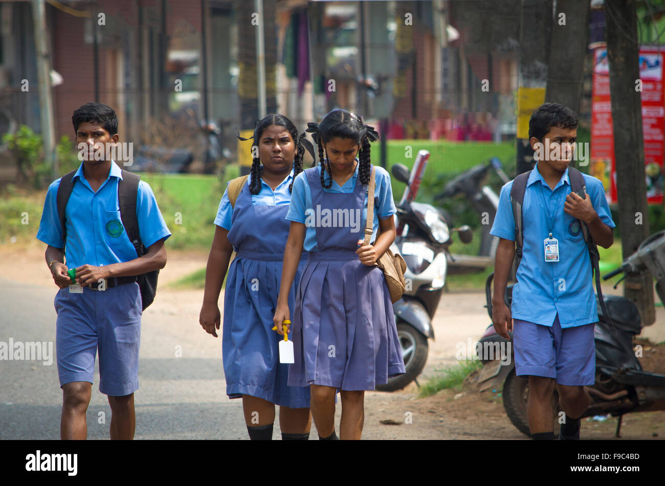 Schüler jungen und Mädchen in der Schulkleidung gehen Stockfoto