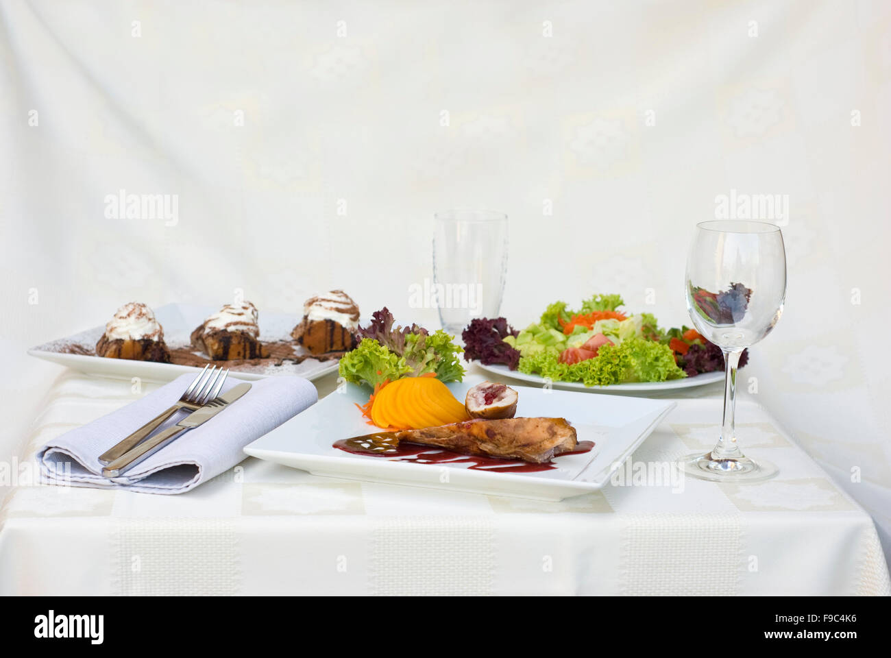 Verschiedene Speisen im Restaurant. Stockfoto