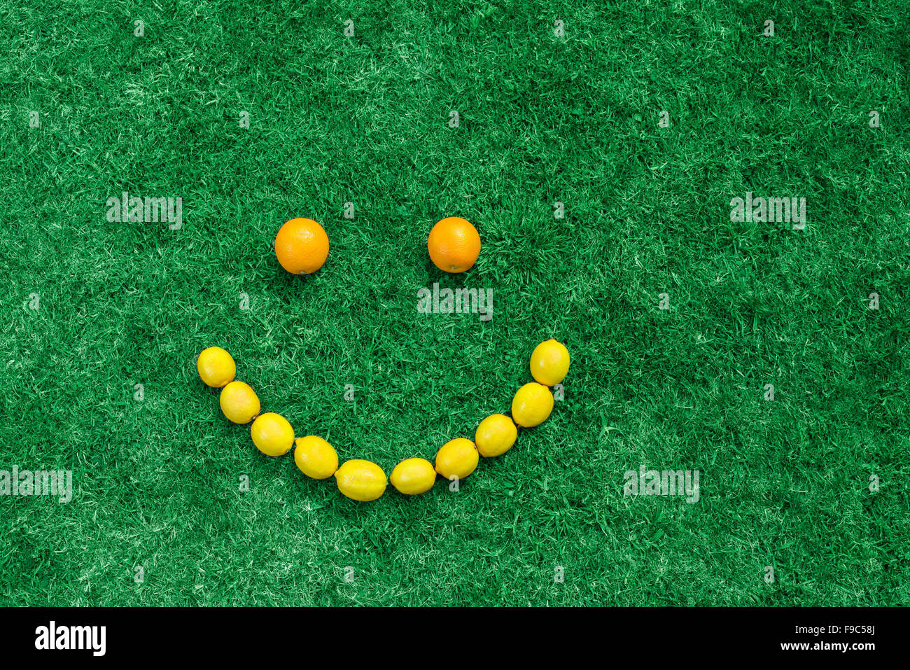 Orangen und Zitronen in Form des Lächelns Stockfoto