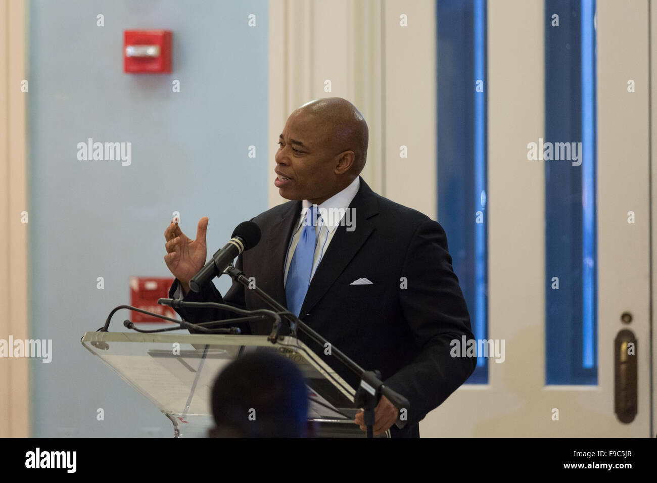 Brooklyn, USA. 15. Dezember 2015. Brooklyn Borough President, schwor Eric L Adams in neue Bürger mit der Vereinigten Staaten Treueid an Borough Hall. Bildnachweis: Louise Wateridge/Pacific Press/Alamy Live-Nachrichten Stockfoto