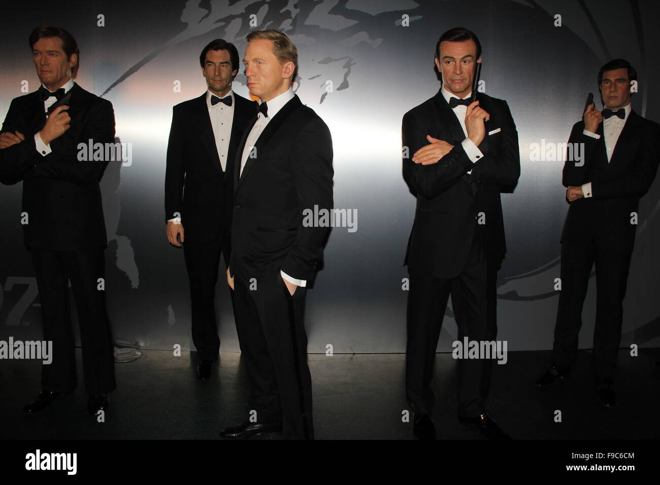 Hollywood, Kalifornien, USA. 15. Dezember 2015. I15797CHW. Madame Tussauds Hollywood zeigen alle sechs James Bonds In Wachs mit Special Guest George Lazenby Madame Tussauds-Hollywood, Hollywood, CA.12/15/2015.WAX Figur von SIR ROGER MOORE, TIMOTHY DALTON, DANIEL CRAIG, SEAN CONNERY und GEORGE LAZENBY. © Clinton H. Wallace/Photomundo International / Fotos Inc © Clinton Wallace/Globe Fotos/ZUMA Draht/Alamy Live News Stockfoto