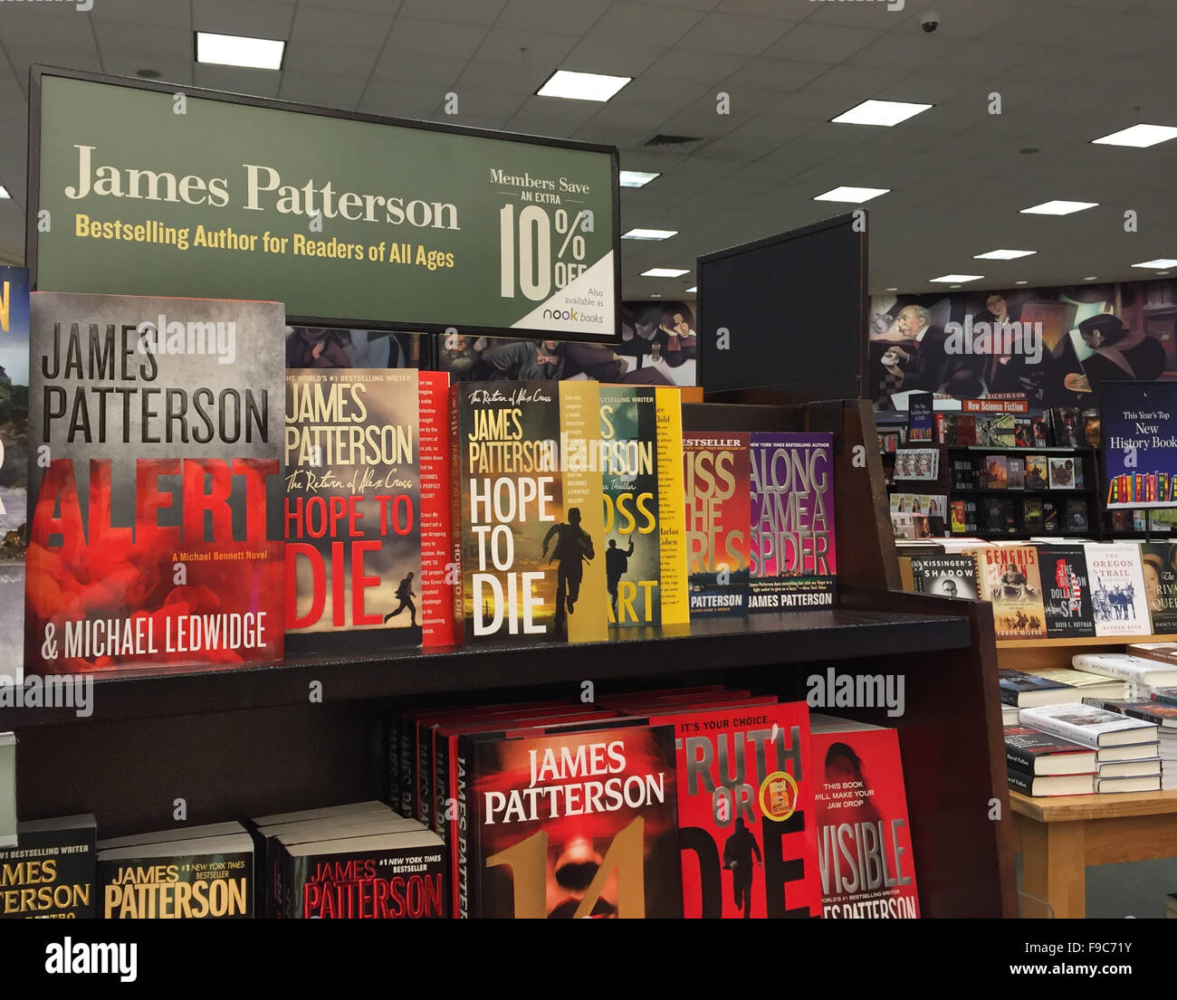 New York, NY, USA. 23. November 2015. Verschiedenen Bestseller von US-Autor James Patterson ist auf den Verkauf an einem Seitenarm des Barnes & Noble in New York, NY, USA, 23. November 2015 ersichtlich. Foto: CHRISTINA HORSTEN/Dpa/Alamy Live News Stockfoto
