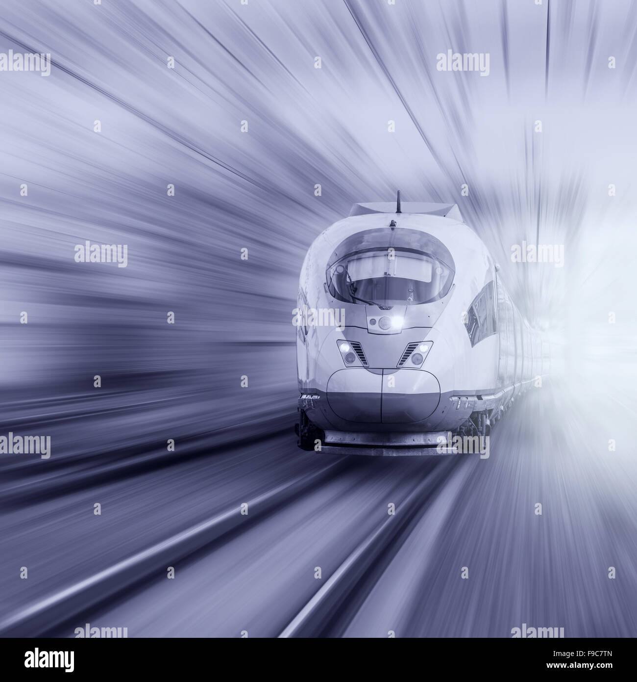 Moderne High-Speed-Zug bewegt sich schnell bei Sonnenuntergang. Stockfoto