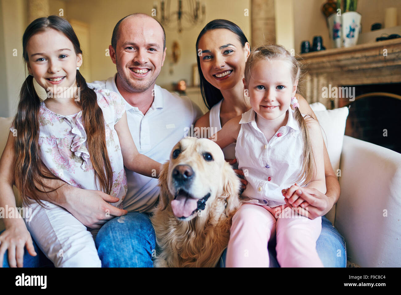 Porträt der glückliche Familie mit Hund Stockfoto