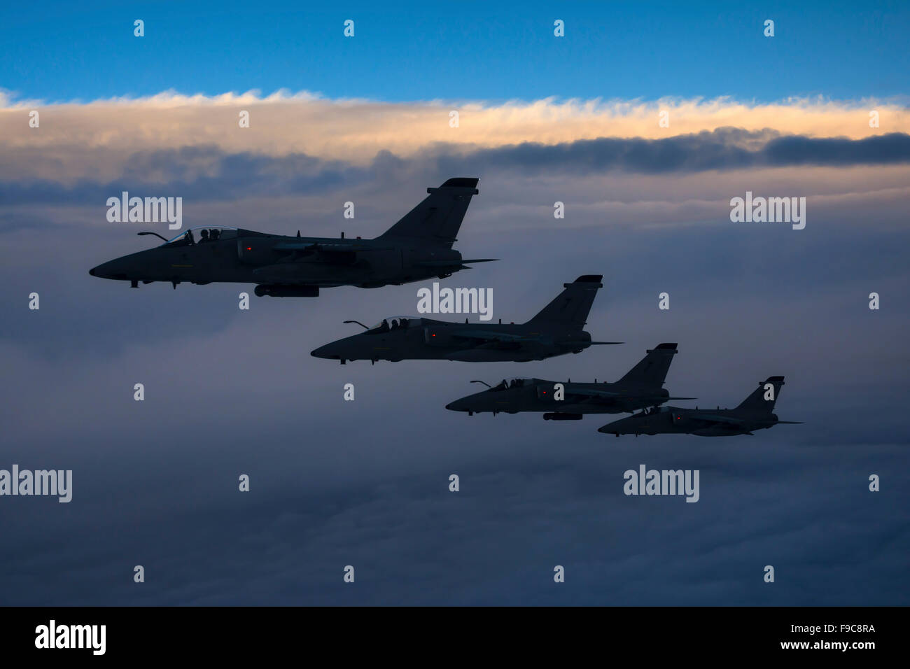 Vier italienische Luftwaffe AMX-Flugzeuge fliegen über dem Tyrrhenischen Meer während einer Luft-Luft-Betankung Operation. Stockfoto