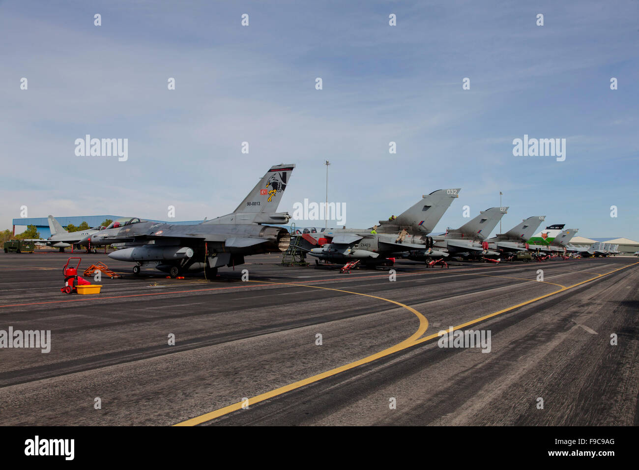 Türkische Luftwaffe f-16 jets auf dem Flug Linie während der NATO Übung Trident Scheideweg, Albacete, Spanien. Stockfoto
