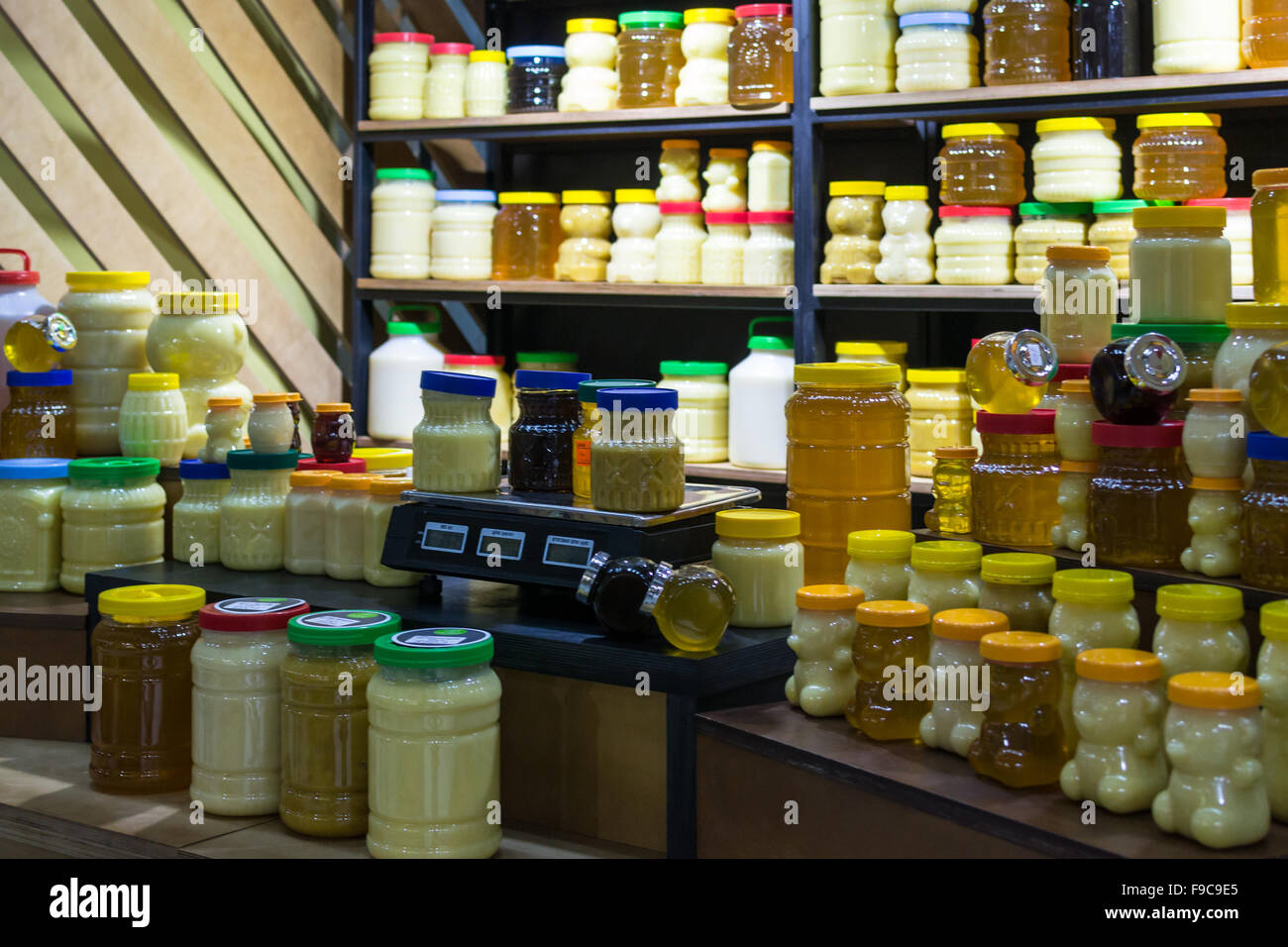 Verschiedene große Container verschiedener Honig Produkte auf dem Display an einem Marktstand Stockfoto