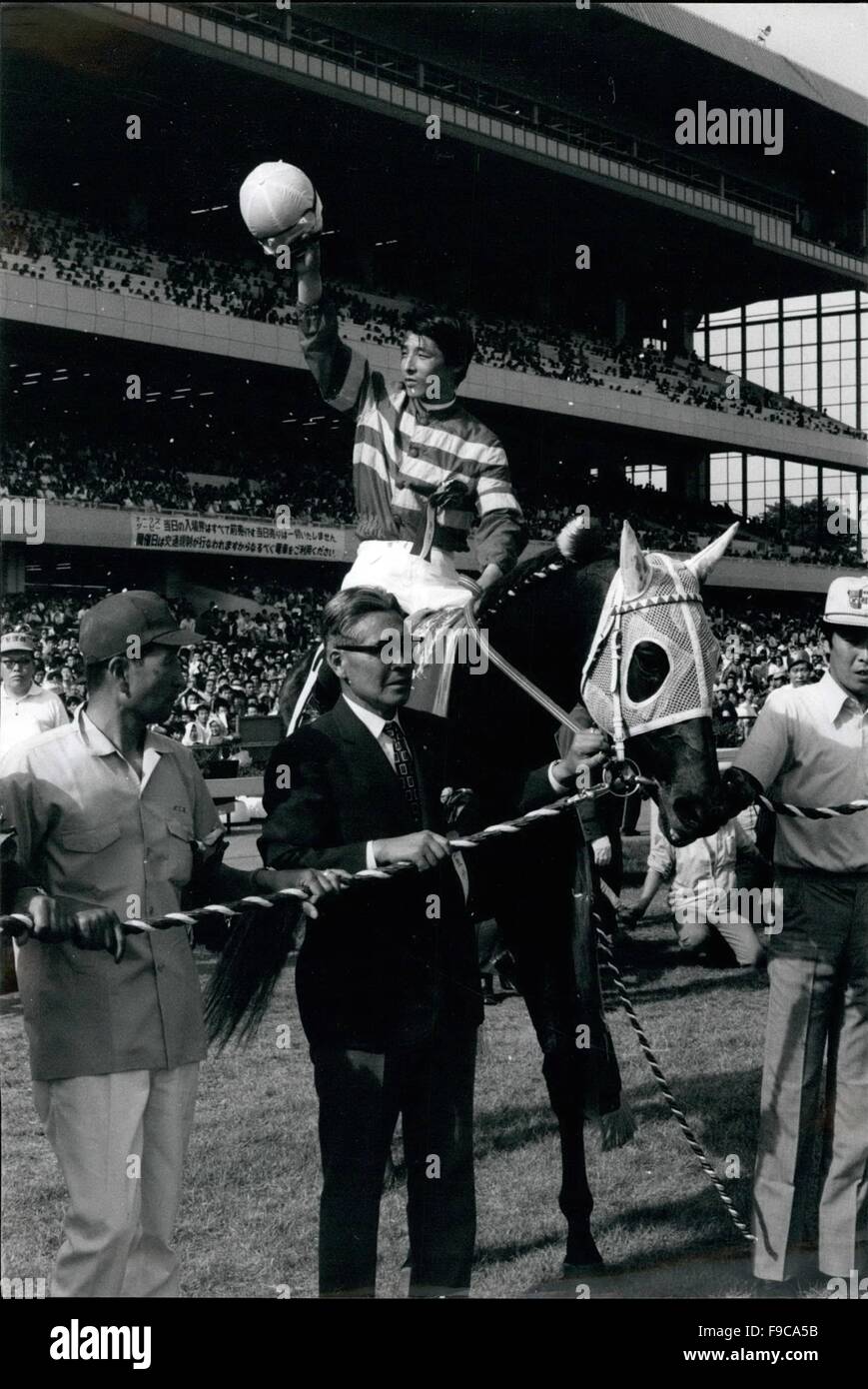 1972 - '' nehmen Hoffnung '' gewinnt der japanischen Derby.: nehmen Sie Hoffnung. 40. gewann mit Jockey Isao Shimada im Sattel, ausgeführt von der Japan-Derby von 1 und 3/4 Längen auf der Rennstrecke Fuchu, Tokyo Sonntag, Stauchen der Favorit '' Hai Seiko'' gewinnt das 25.000 Preisgeld aus einem Feld von 27 Top-3 Jahre alten Läufer über die 2 400 Meter Entfernung, in 2 Minuten 27,8 Sekunden Besserung der altes Aufzeichnungen Mark 2 , 28, 6 von langen Ace im Jahr 1972. Foto zeigt Jockey Isao Shimada Wellen seinen Helm in die jubelnde Menge, als das richtige Pferd, die '' nehmen Hoffnung '' von seinem Besitzer Herrn nehmen Kondo, nach dem Ausführen von th geführt wird Stockfoto