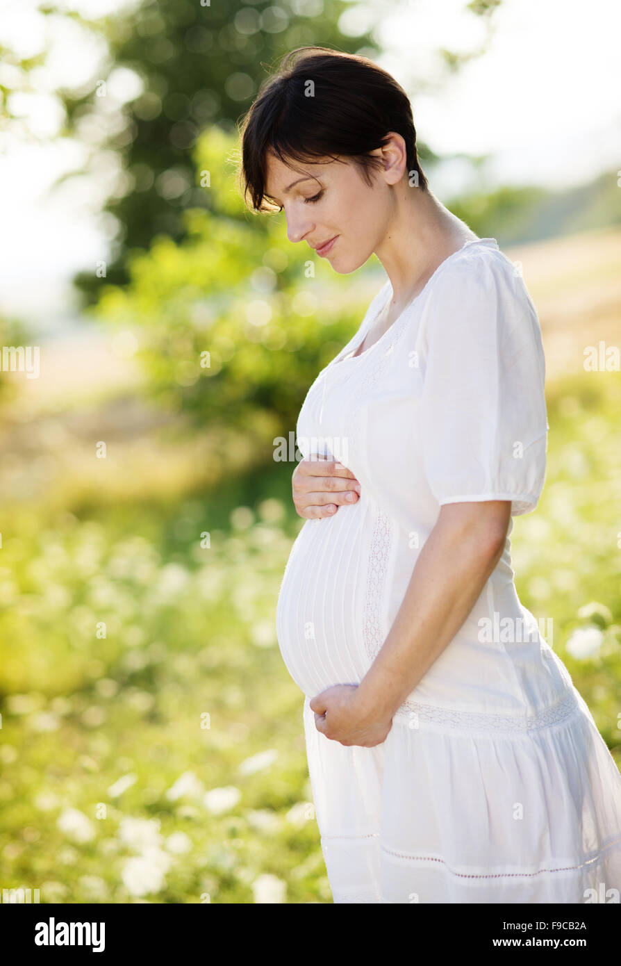 Outdoor-natürliche Portrait schöne schwangere Frau Stockfoto