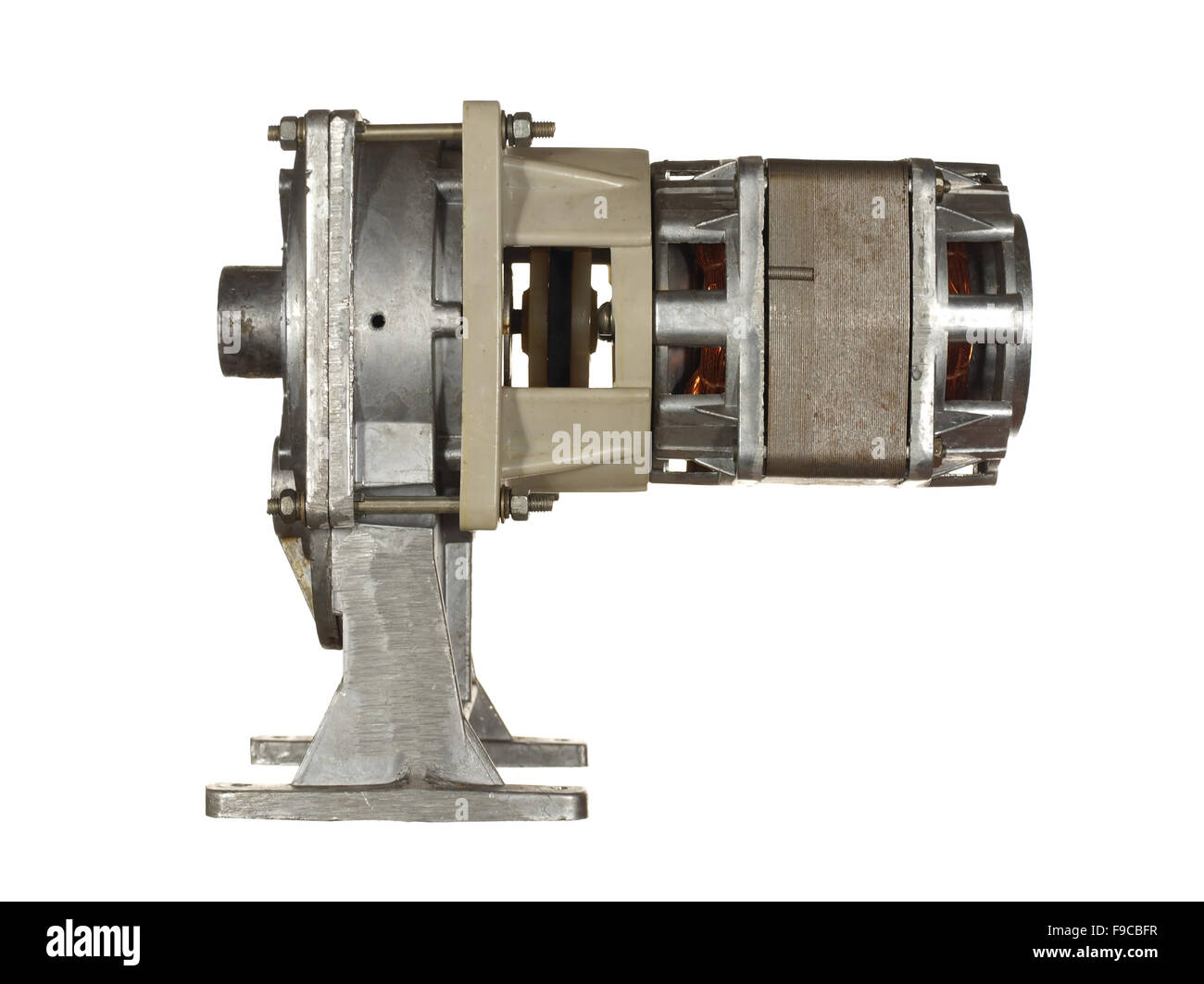 Leistungsteil, bestehend aus einem Elektromotor und Getriebe isoliert auf weißem Hintergrund. Stockfoto