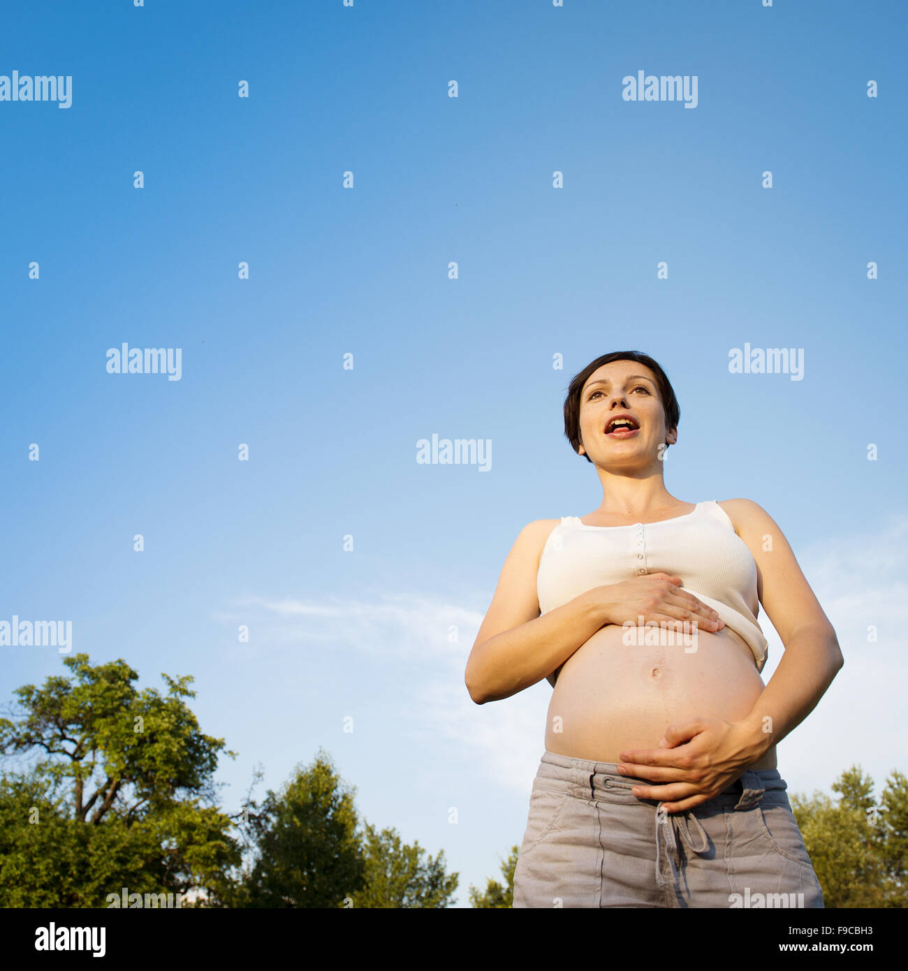 Porträt von schwangeren Frauen mit einem blauen Himmel Stockfoto