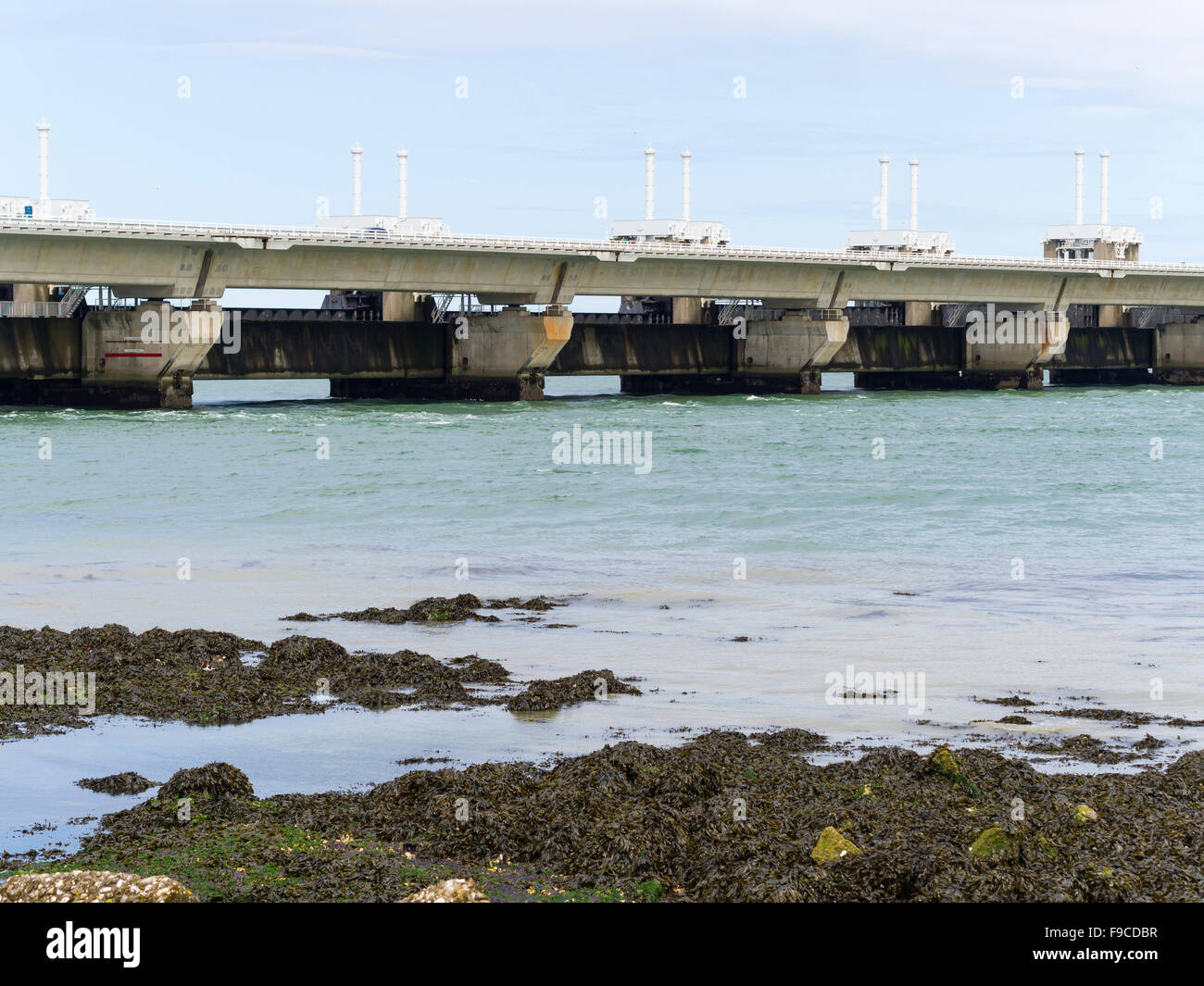 Oosterschelde Storm Surge Barrier Damm (Oosterscheldekering), Sperrfeuer und Viadukt zwischen der Nordsee und der niederländischen Tiefebene. Stockfoto