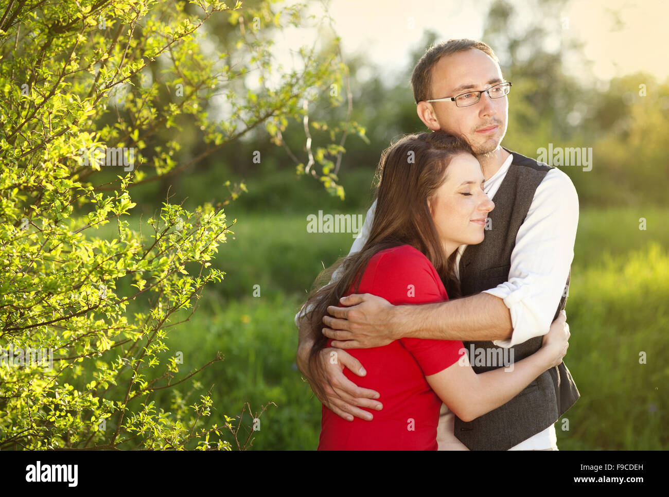 Glückliches Paar hat romantische Zeit in der Natur Stockfoto