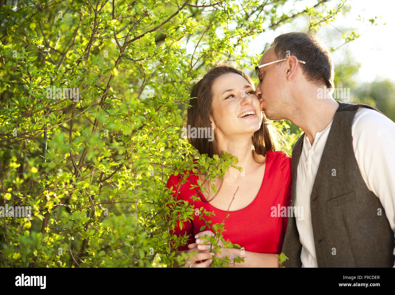 Glückliches Paar hat romantische Zeit in der Natur Stockfoto
