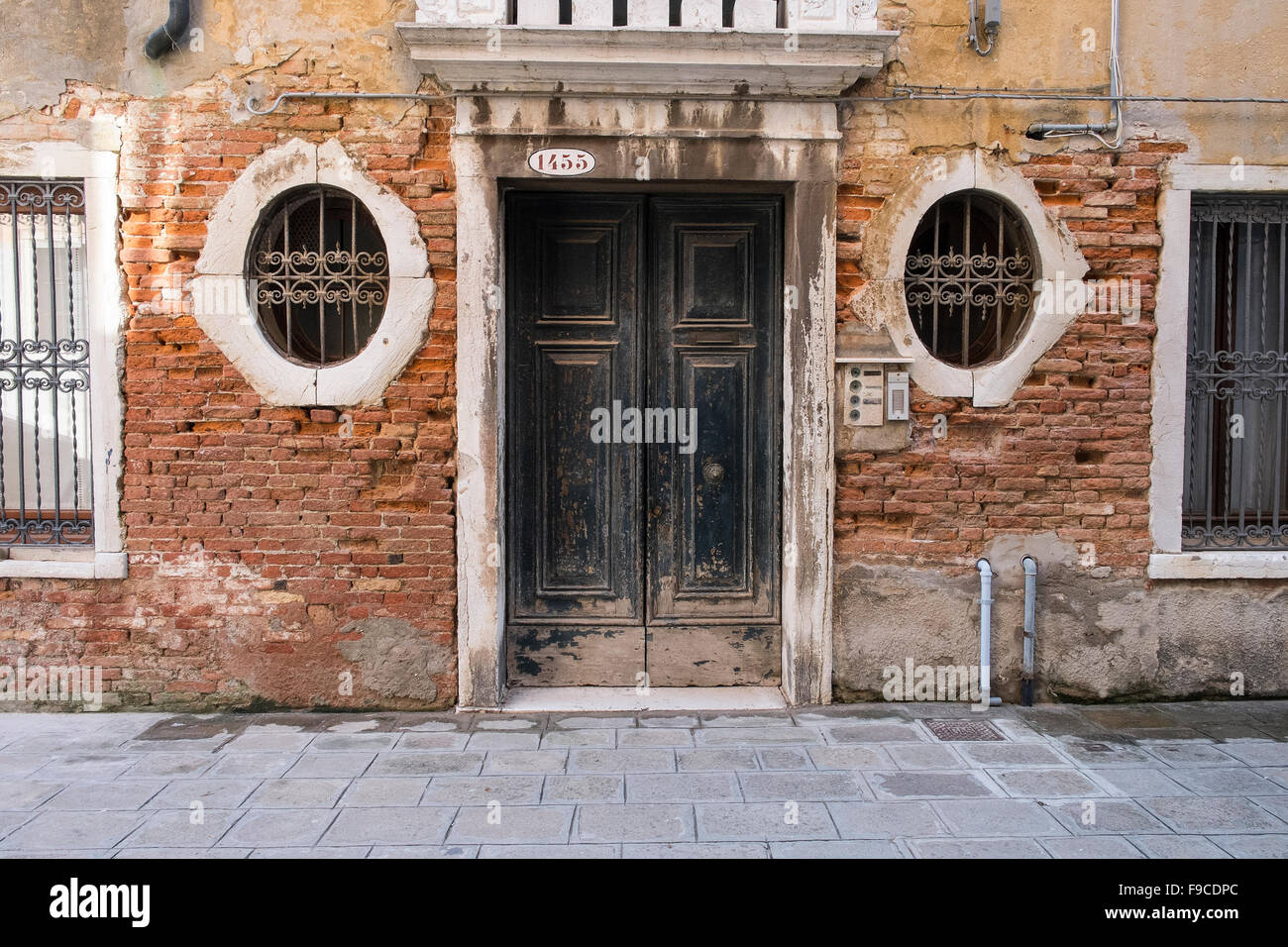 Typische Tür Eingang in Venedig Stockfoto