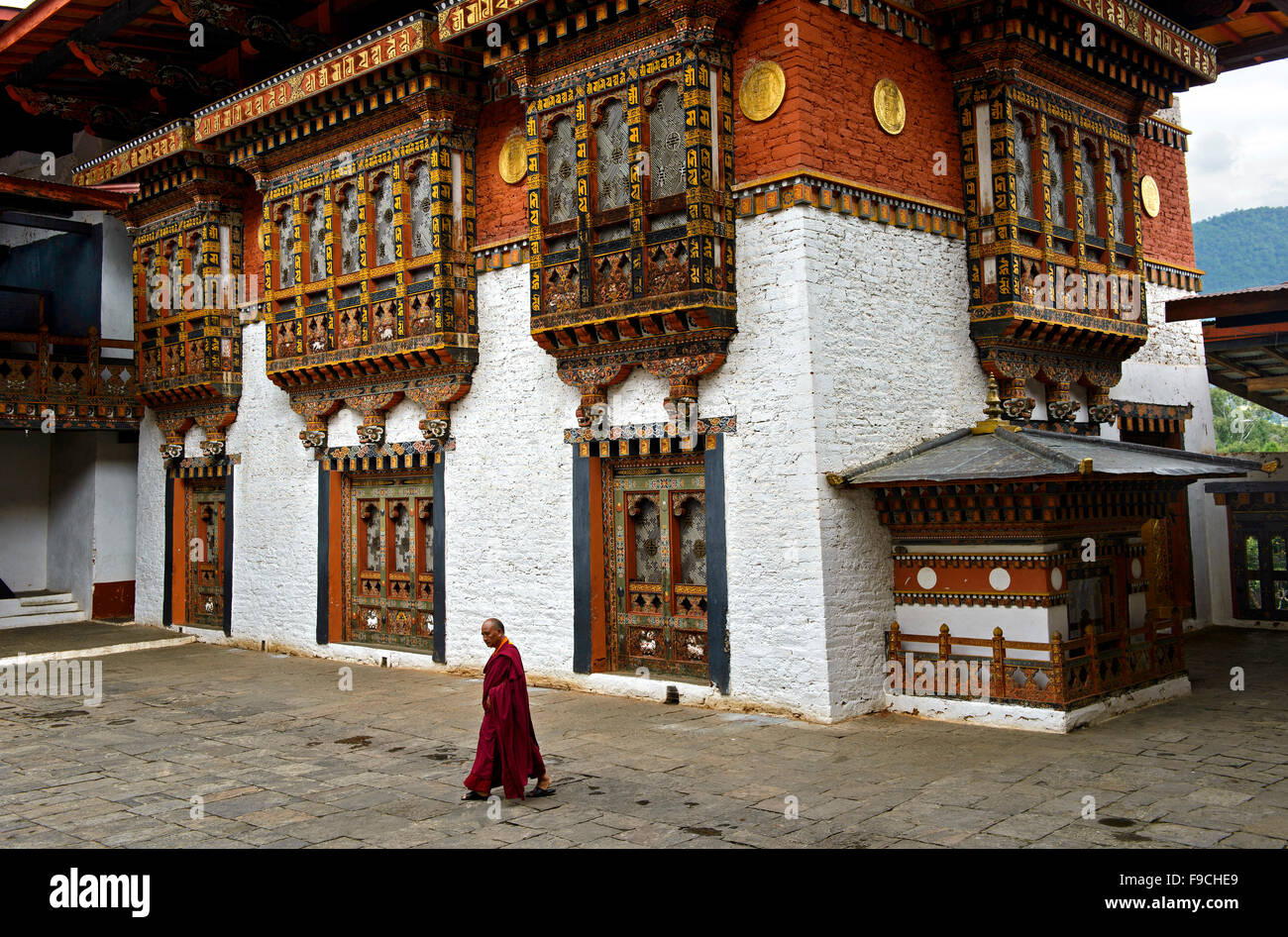 Buddhistischer Mönch schreiten durch den Hof des Klosters und Festung Punakha Dzong, Punakah, Bhutan Stockfoto