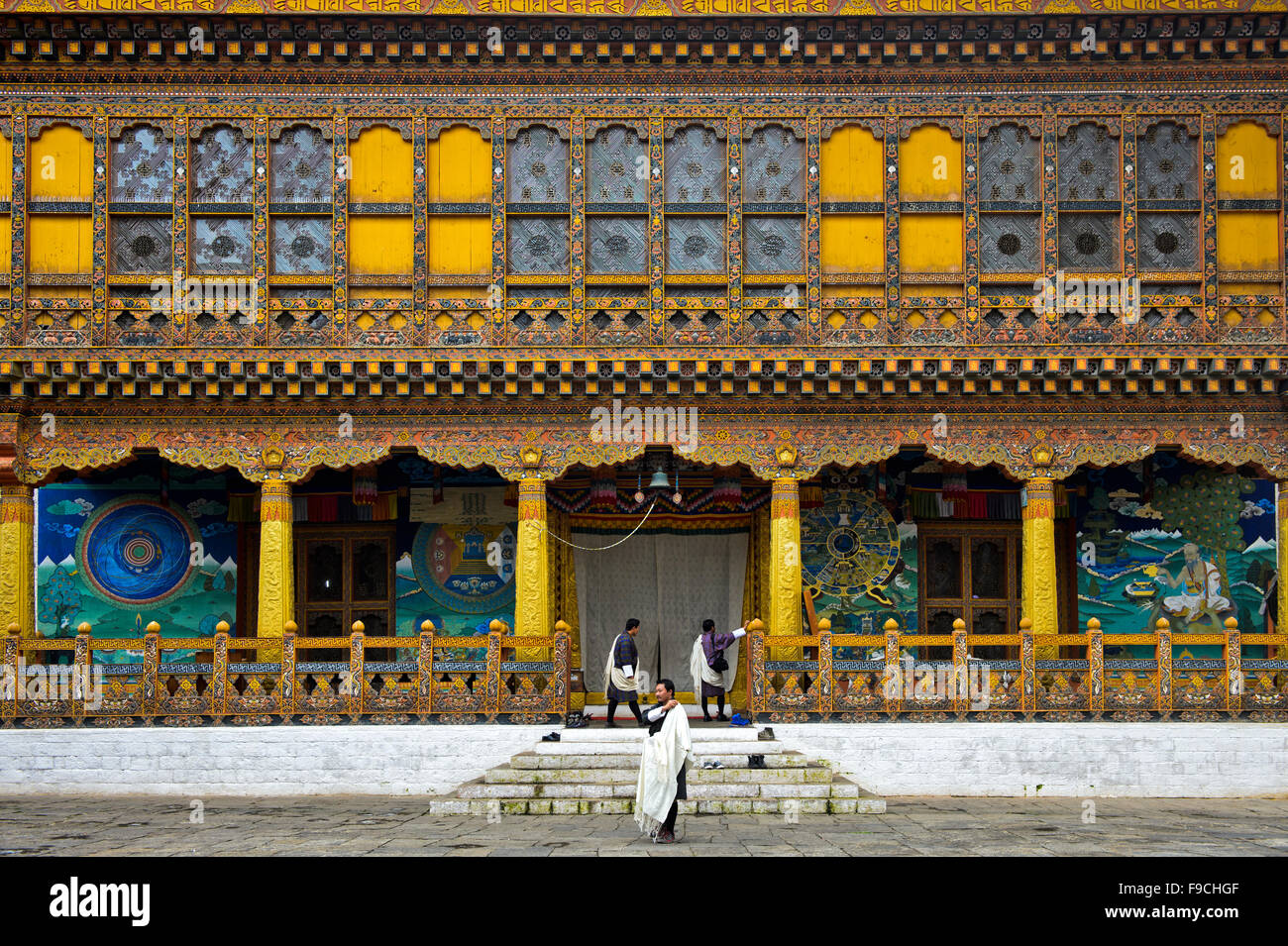 Drei Männer am Eingang zum Tempel Krönung am Kloster und Festung Punakha Dzong, Punakah, Bhutan Stockfoto