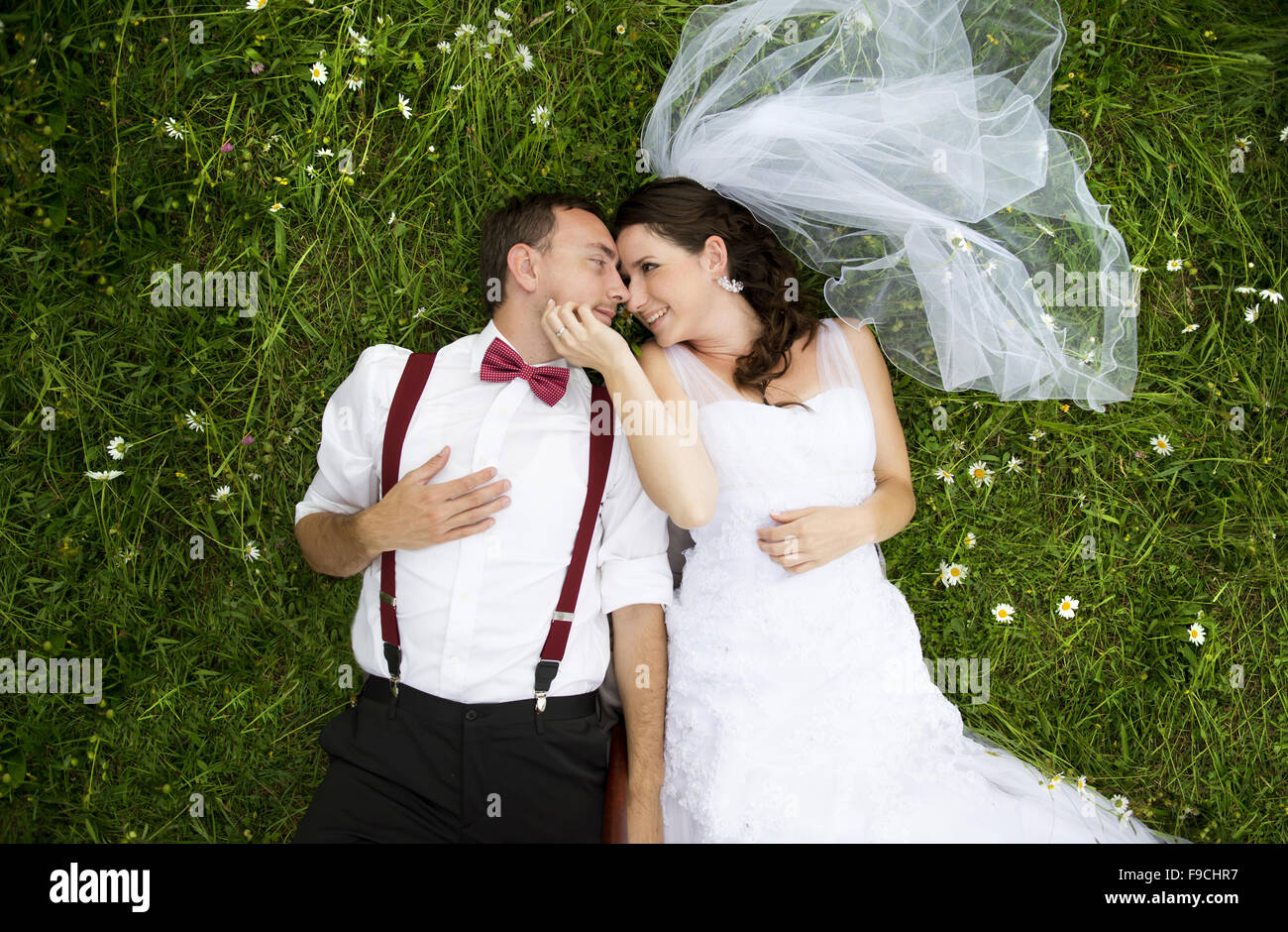 Glückliche Braut und Bräutigam an ihrem Hochzeitstag Stockfotografie