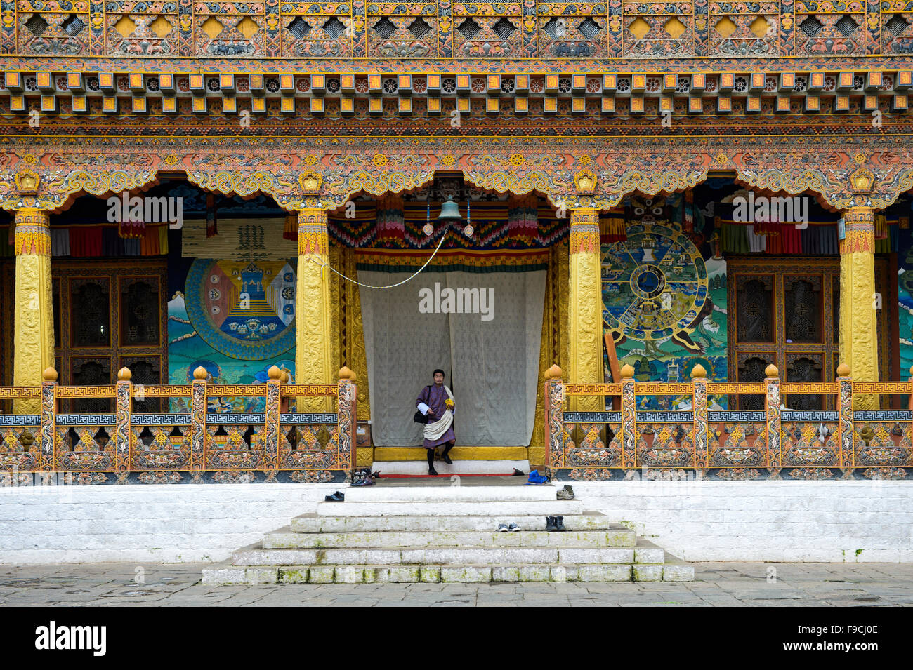 Mann am Eingang der Krönung-Tempel in das Kloster und die Festung Punakha Dzong, Punakah, Bhutan Stockfoto