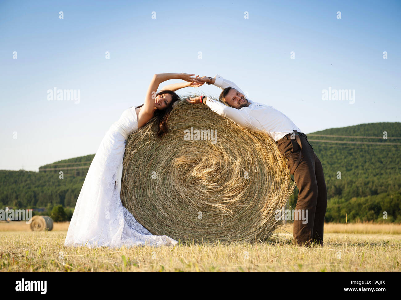 Schöne Braut und Bräutigam Porträt in der Natur Stockfoto