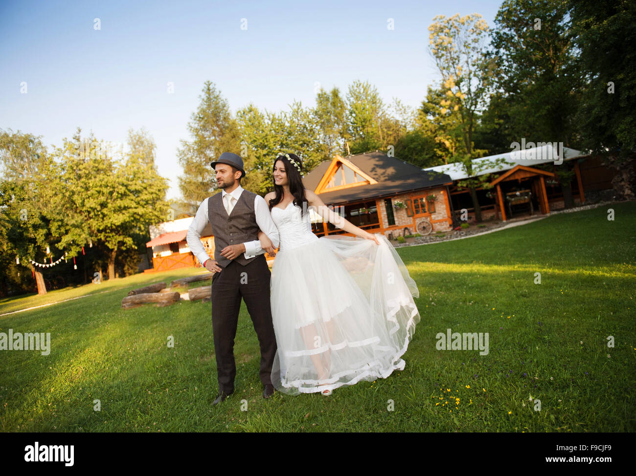 Schöne Braut und Bräutigam Porträt in der Natur Stockfoto