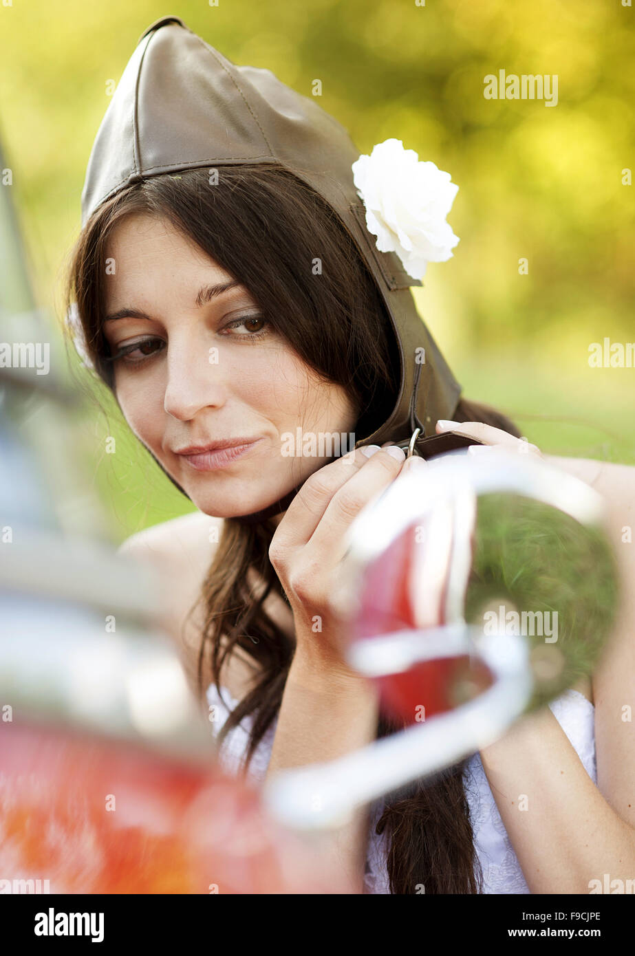 Schöne Brünette Braut auf der grünen Wiese mit Retro-Auto Stockfoto