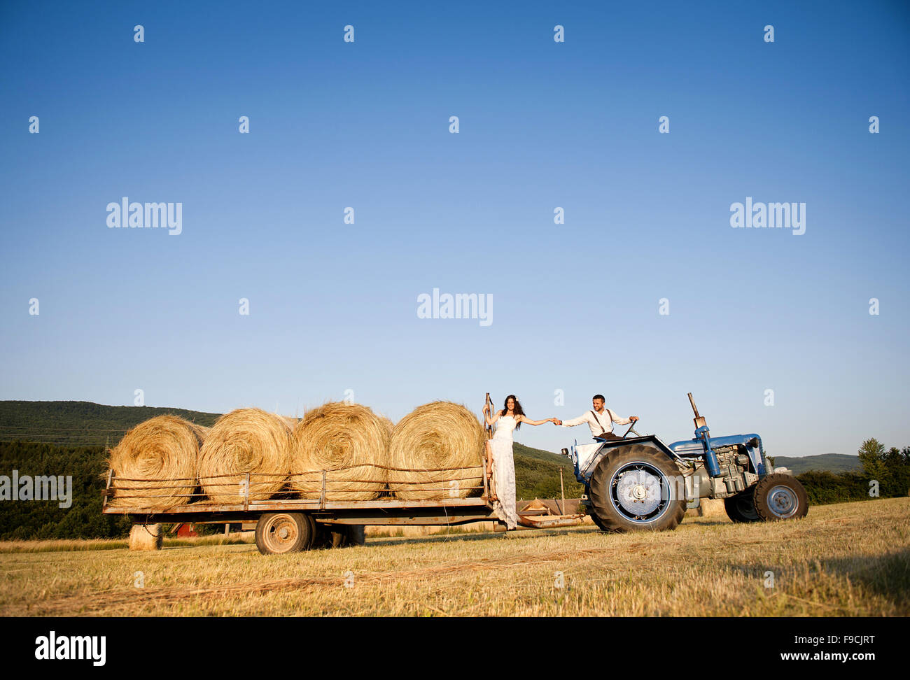 Schöne Braut und Bräutigam Porträt in der Natur Stockfoto