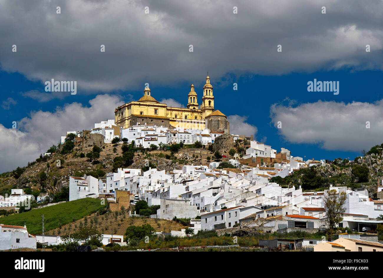 Weiße Stadt, Pueblo Blanco, Olvera mit der Pfarrkirche unserer lieben Frau, Provinz Cádiz, Andalusien, Spanien Stockfoto