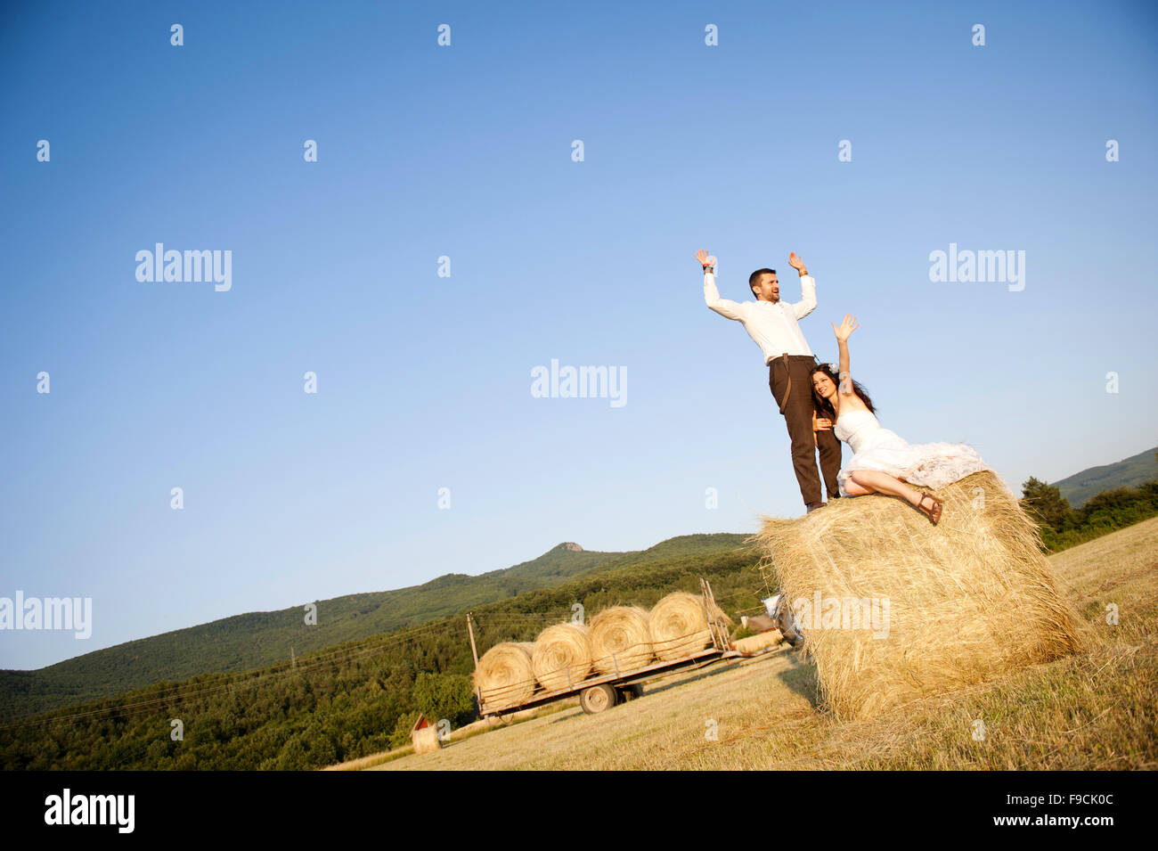 Schöne Braut und Bräutigam Porträt in der Natur Stockfoto