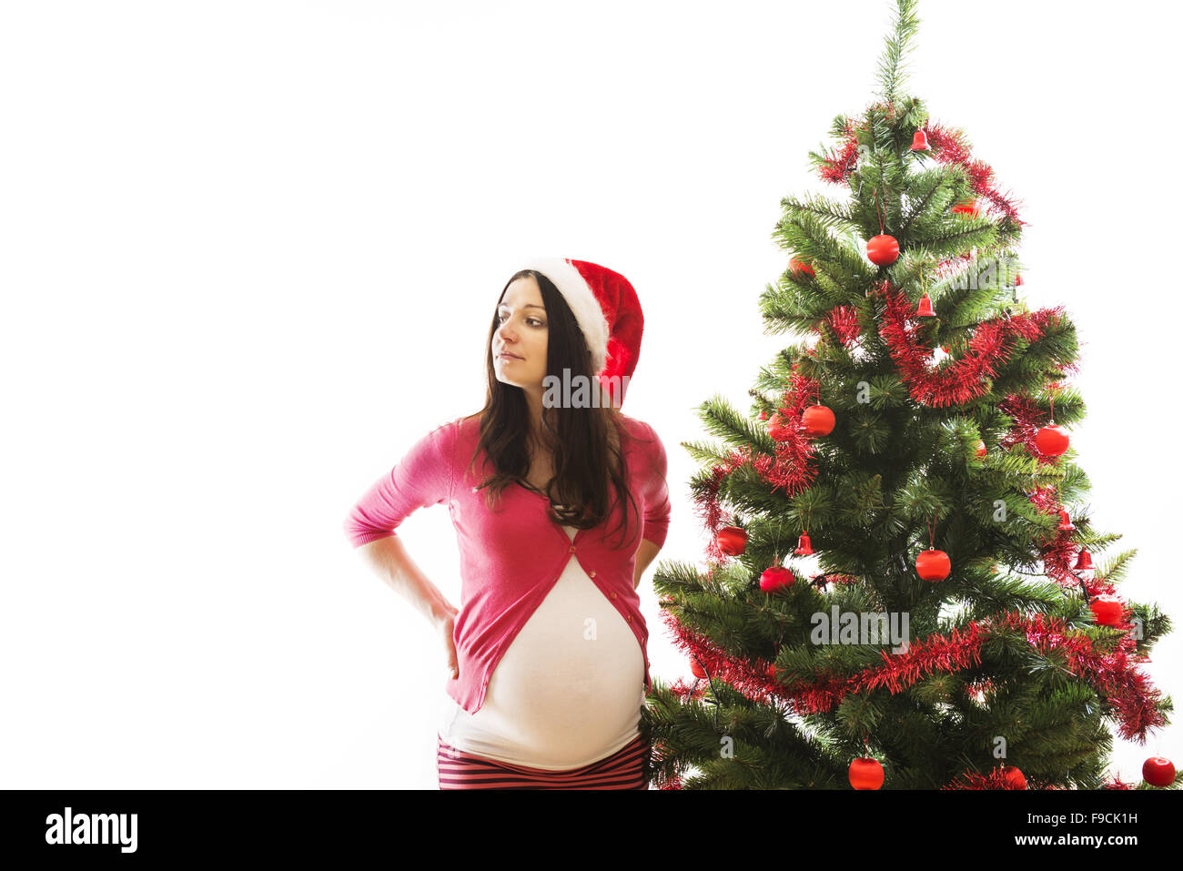 Schwangeren Frauen ist Weihnachtsbaum schmücken. Stockfoto