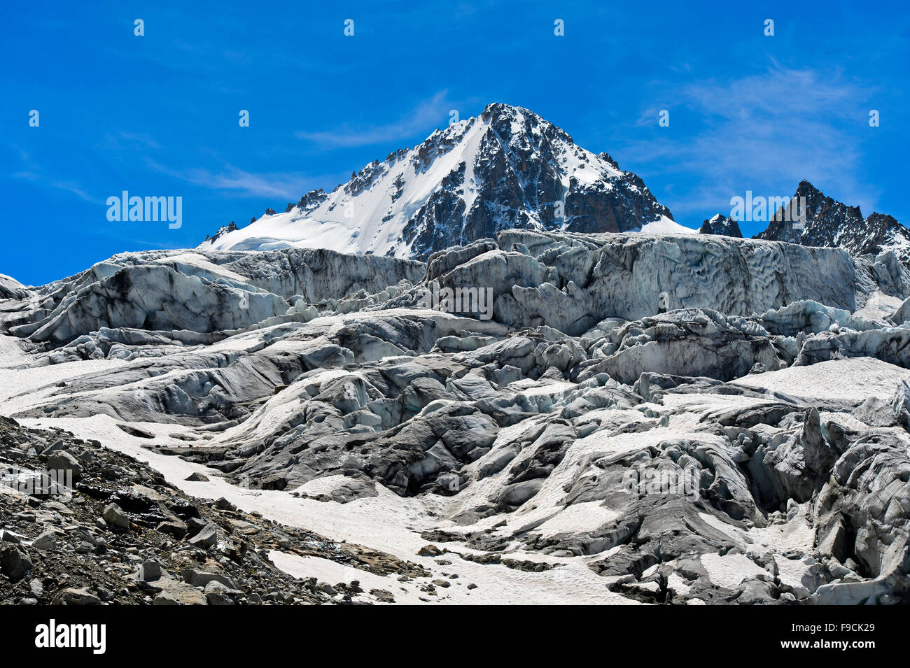 Eisfall der Glacier du Tour mit Gipfel Aiguille du Chardonnet, Chamonix, Haute-Savoie, Frankreich Stockfoto