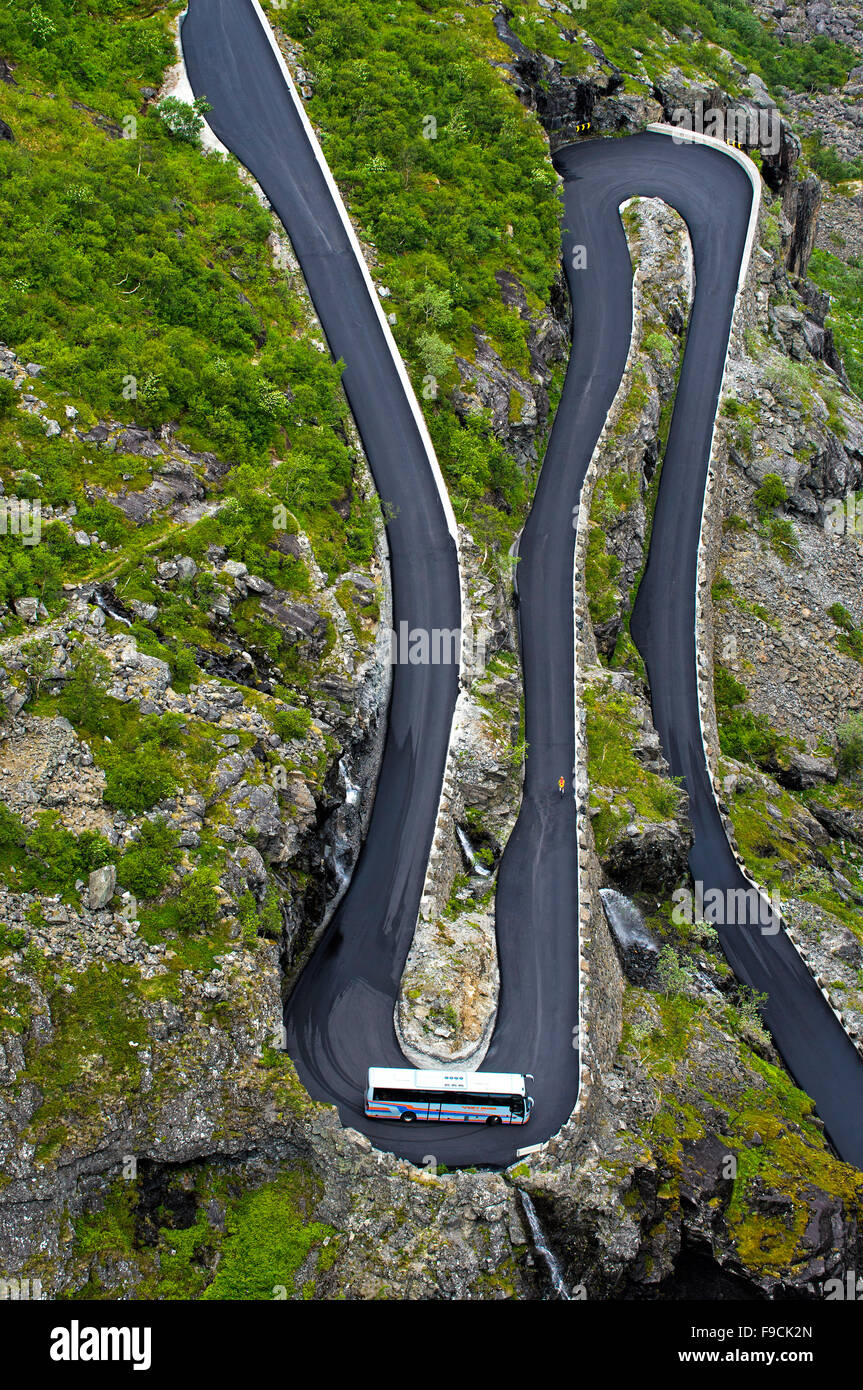 Trainer in einer engen Kehre die Trollstigen-Bergstraße in der Nähe von Andalsnes, Møre Og Romsdal Grafschaft, Norwegen Stockfoto