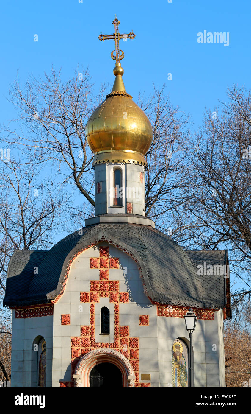 Goldene Kuppeln und kreuzt der russisch-orthodoxen Kirche Stockfoto