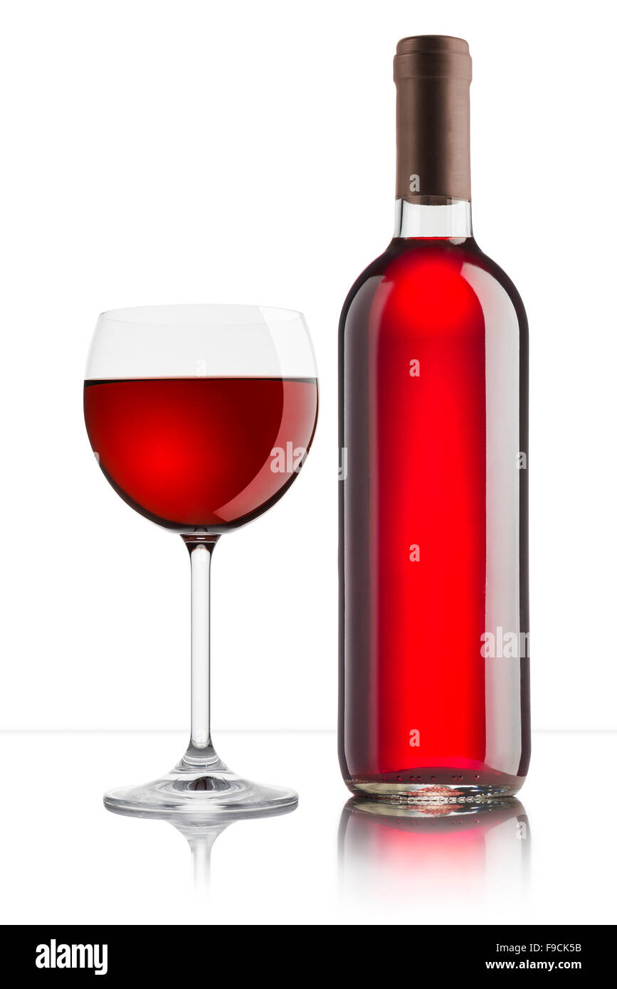 Glas Rotwein mit volle Flasche auf weißem Hintergrund Stockfoto