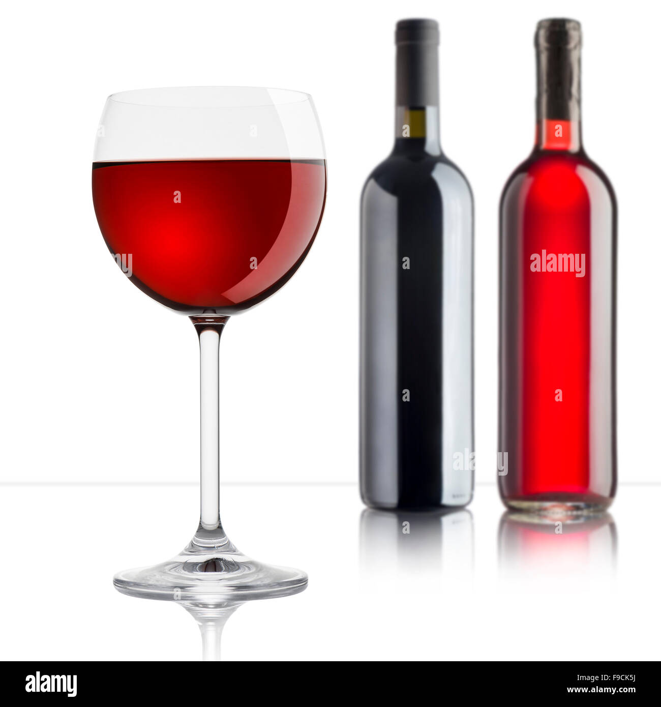 Glas Rotwein mit volle Flasche auf weißem Hintergrund Stockfoto