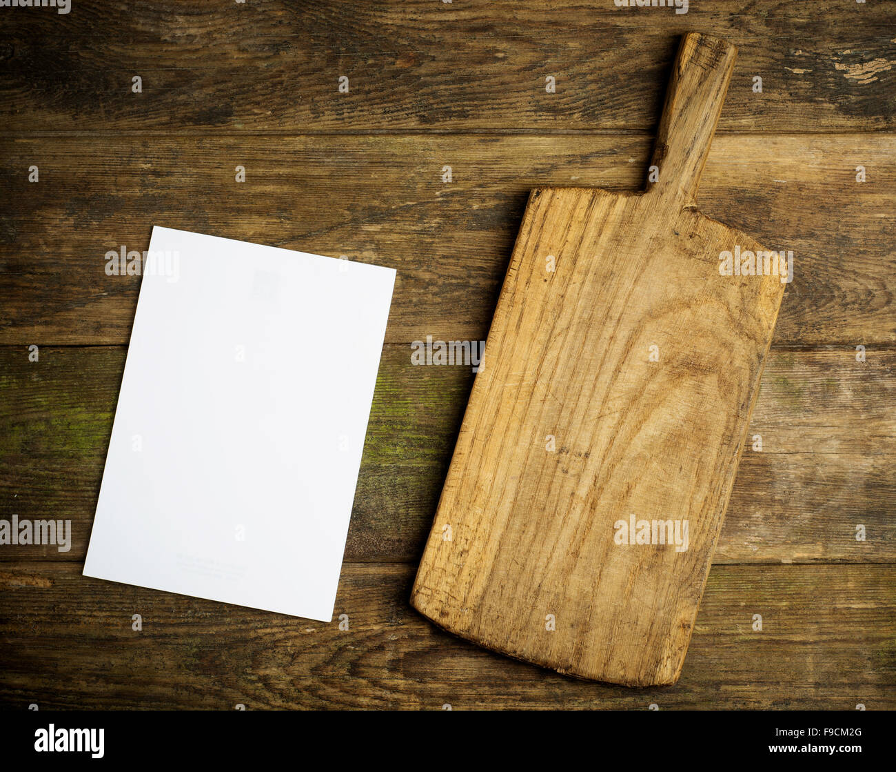 Schneidebrett und leere Seite auf rustikalen Hintergrund Stockfoto