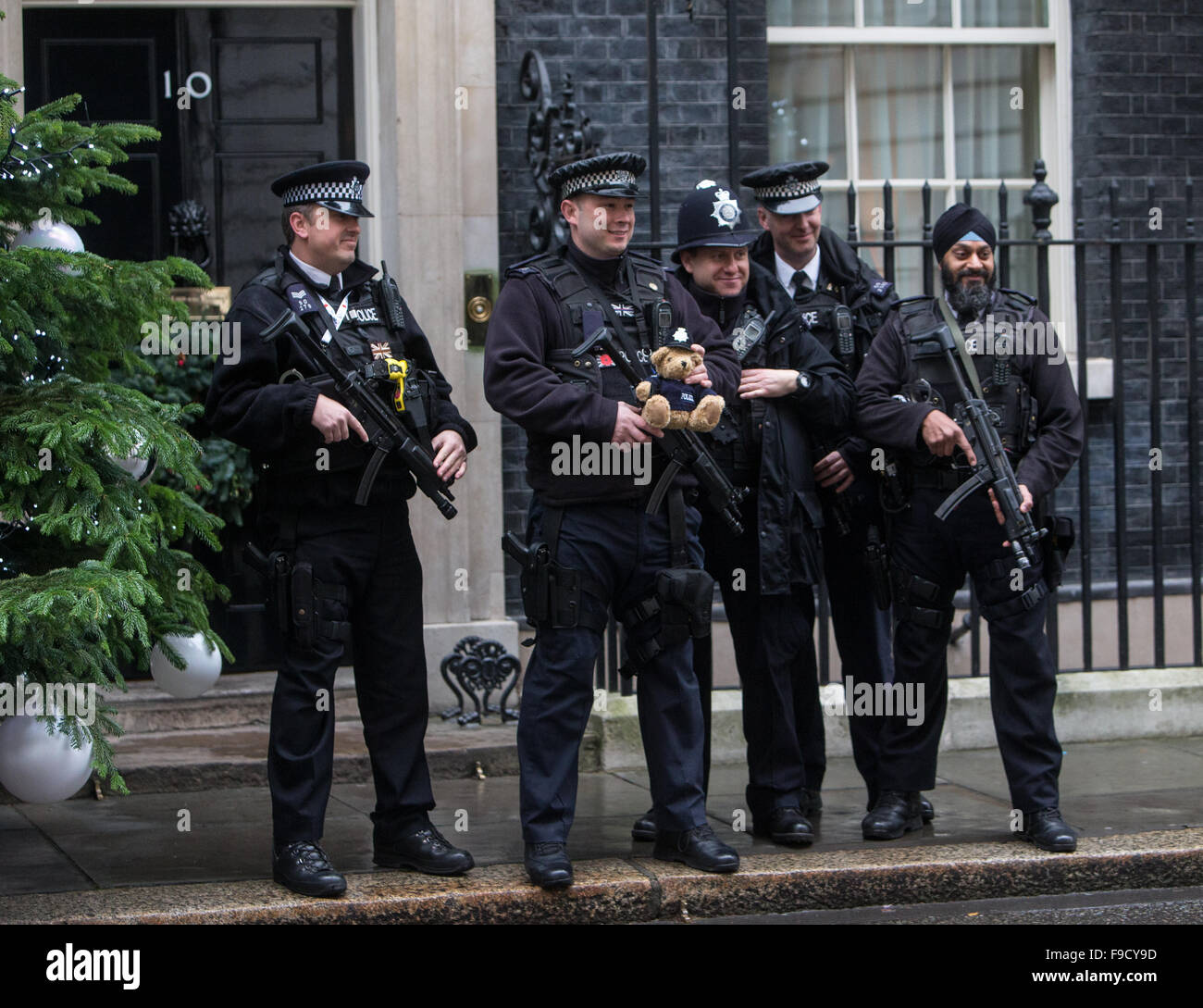 Sicherheitspolizei an Nummer 10 Downing Street posiert vor der Tür Stockfoto