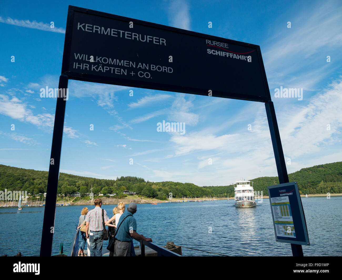 Touristen an den Ufern des Sees Rursee warten auf die Ankunft von einem Passagierschiff in der deutschen Eifel-Nationalpark. Stockfoto